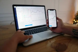 XRP Defends $1.00 Threshold: Network Vitality Emerges Amidst Market De-Leveraging